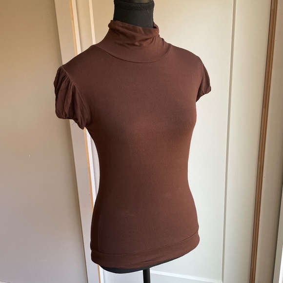 Fitted Short Sleeve Mock Turtle Neck with Gathered Shoulders. - Picture 10 of 10